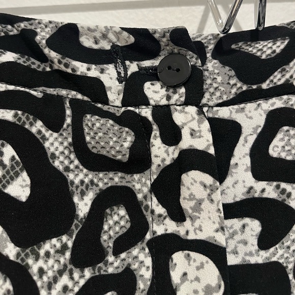 Cynthia Rowley Gray Cheetah Shorts Size 10 - Picture 3 of 6